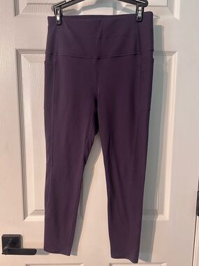 Sketchers Side Pocket Dark Purple Workout Capri Leggings - Size M